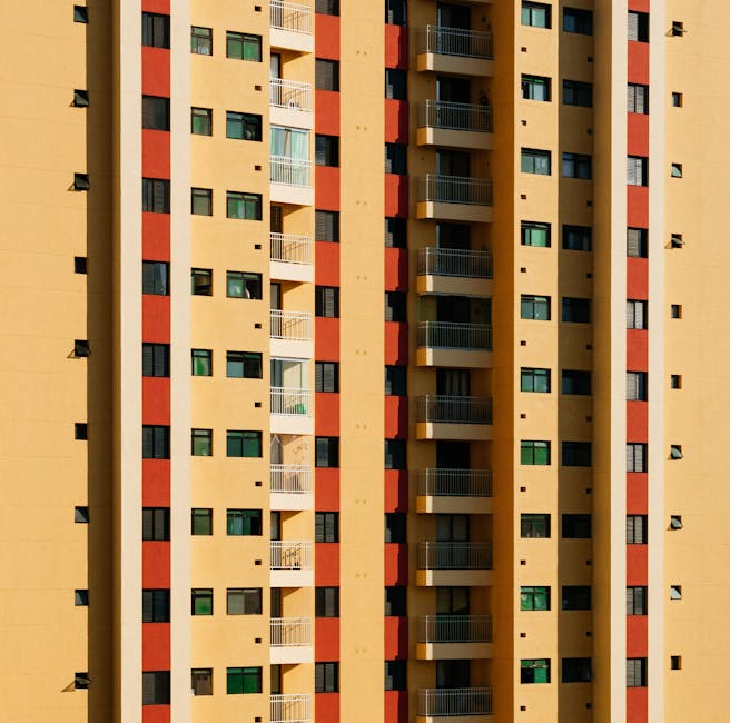 Balkonda modüler dikey bahçe paneli montajını gösteren yakın çekim görüntü