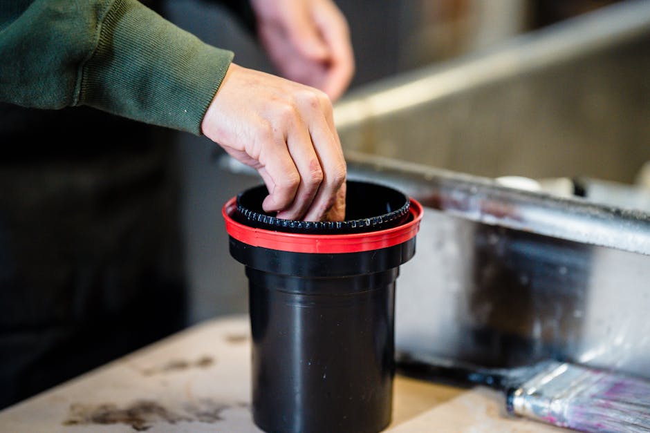 Evde film geliştirme tankı üzerinde spiral sarımı gösteren fotoğraf