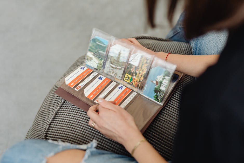 Eski kartpostallari duzenleyen kisi, koruma ve arşivleme islemi gorunumu