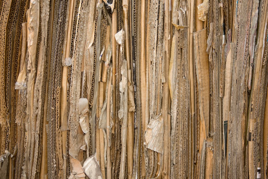 Geri dönüştürülmüş malzemelerle yapılmış akustik panel montaj görüntüsü ve malzemeler