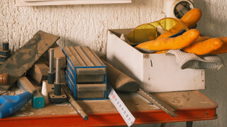 Hobi atölyesinde kompakt DIY toz emme kutusu ve fan montajını gösteren fotoğraf