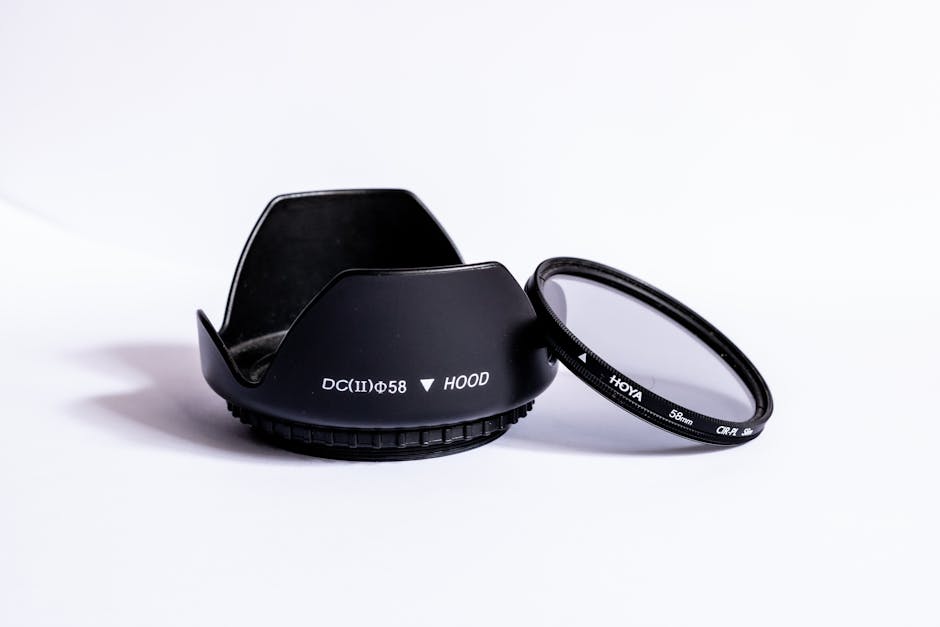 Yansıtıcı koleksiyon parçaları için polarizasyon filtresi ile çekim yapan fotoğrafçı