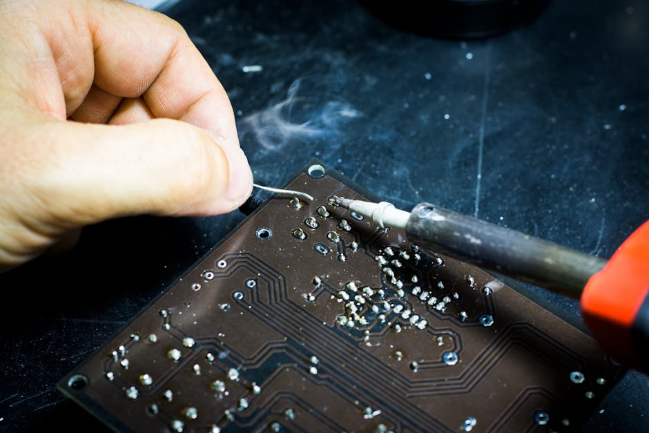 Ev yapımı analog synth modülü PCB montajını gösteren yakın plan fotoğrafı