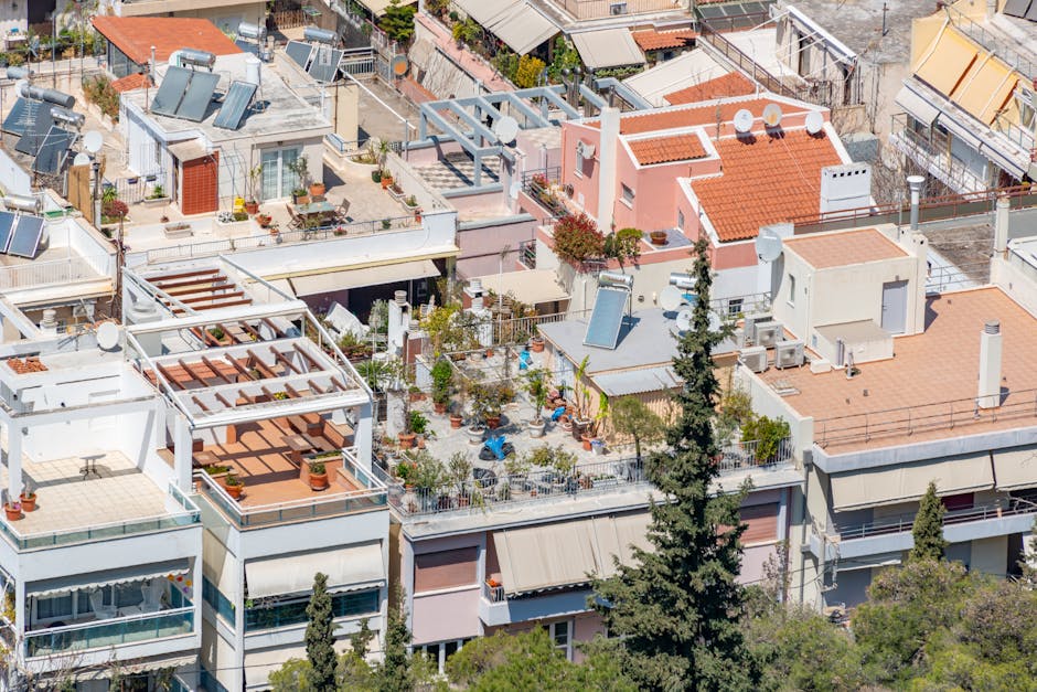 Güneş panelli saksı sulama sistemi montajını gösteren yakın çekim fotoğrafı