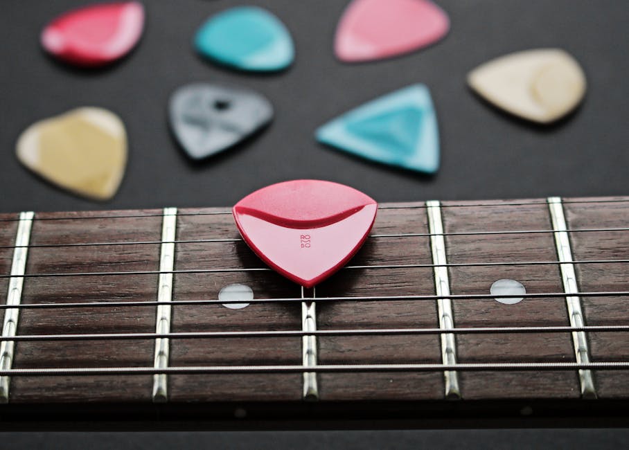 Akustik gitar fret seviyeleme araçları ve truss rod anahtarı görünümü, detaylı yakın plan
