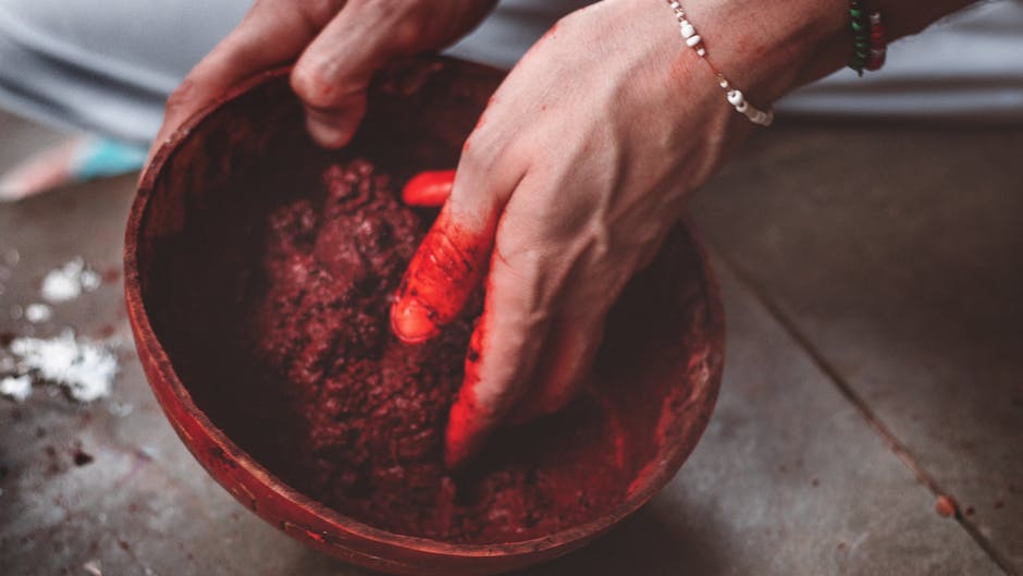 Sanatcı doğal pigmentleri karıştırıyor, küçük kaplar ve pigment tozu görünümü