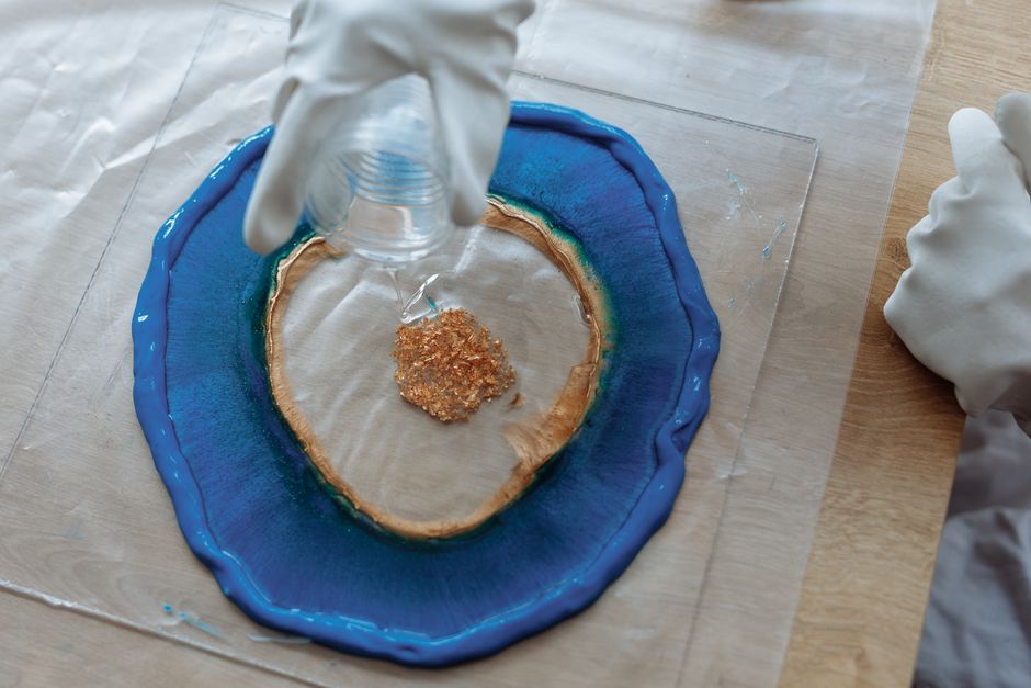 Maket nehirde epoksi reçine katmanlarının yakın çekim görüntüsü ve renk geçişleri
