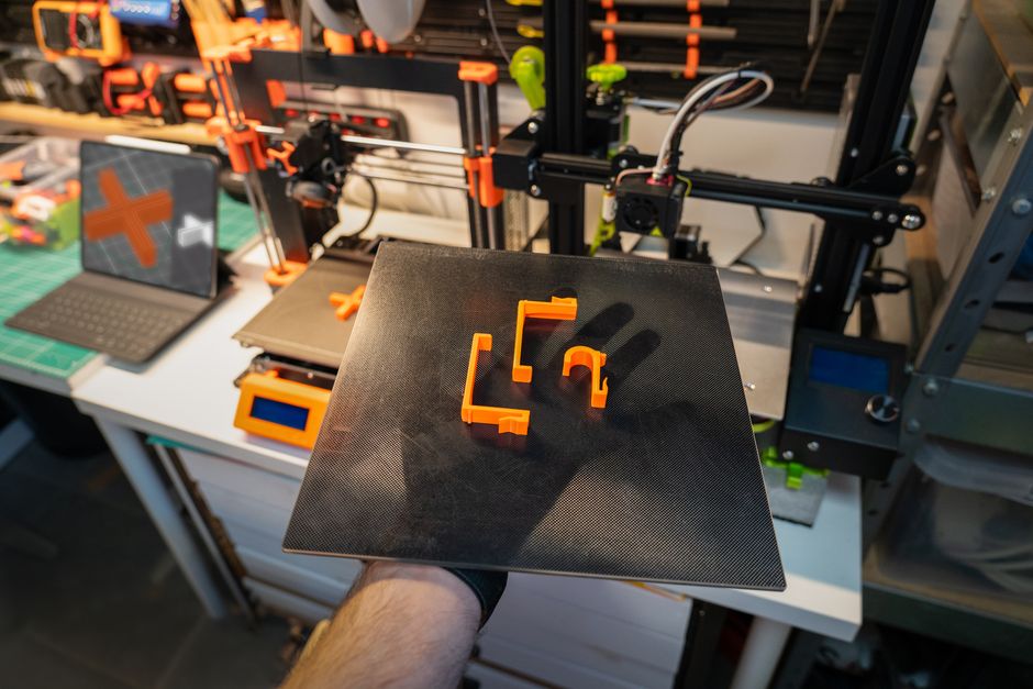 3D yazıcıyla basılmış modüler manyetik hobi panosu, parça organizeri gösteren yakın plan
