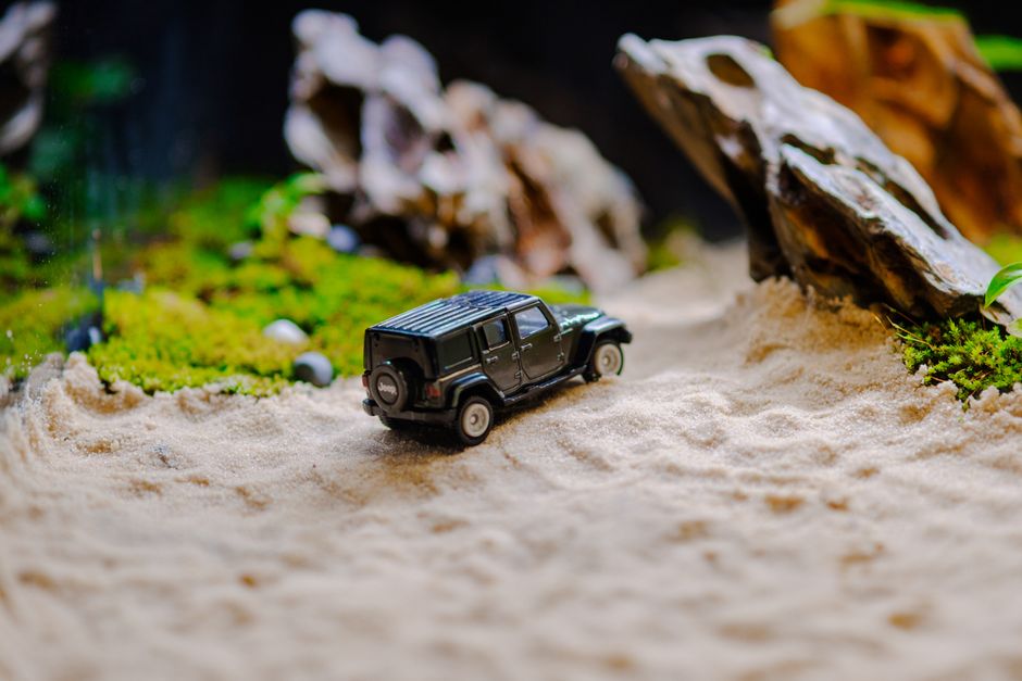 Akıllı telefonla maket diorama yakın çekim, tilt-shift efektiyle gerçekçi ölçek gösterimi