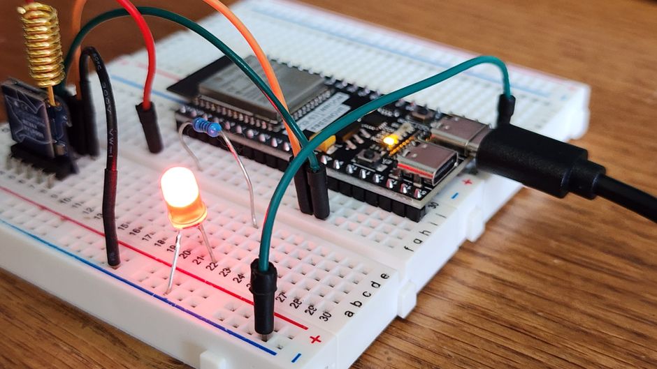 ESP32 sergileme vitrini: Nem, UV ve CRI Kontrollü Rehber