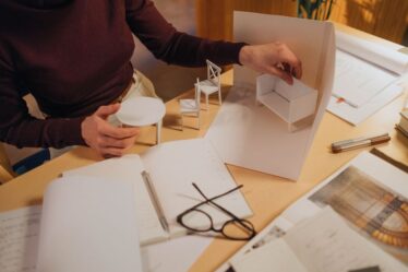 Maket Mobilya Dokusu: Gerçekçi Kumaş, Kırışık ve Eskime