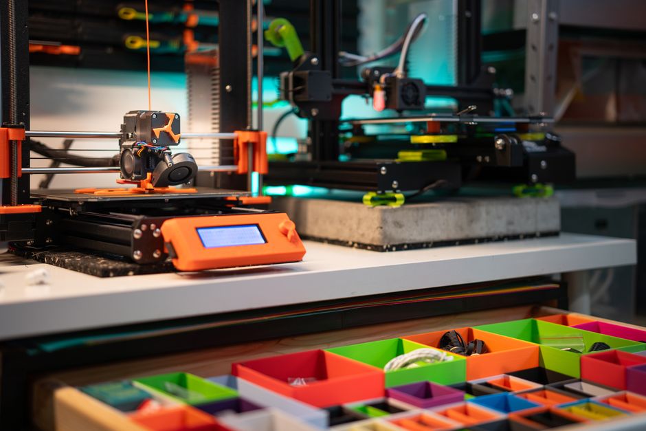 Maket ve minyatürler için masaüstü vakum form makinesi çalışma görüntüsü