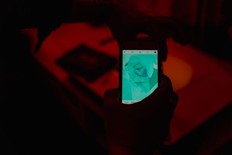 Akıllı telefon lensine döner polarize filtre takımı kurulumu gösteren fotoğraf