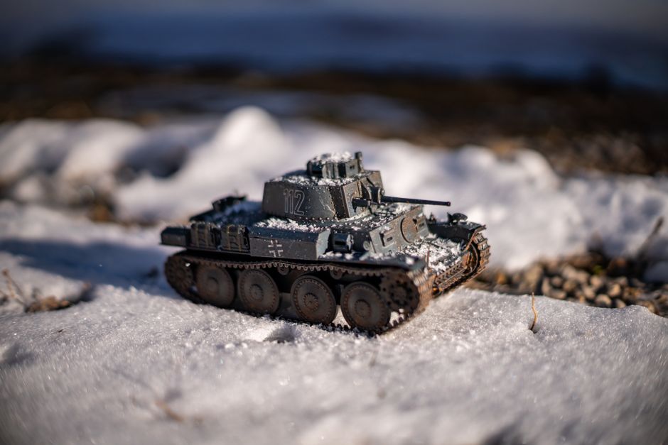 Maket diorama üzerinde gerçekçi kar efekti uygulanırken yakın çekim görüntü